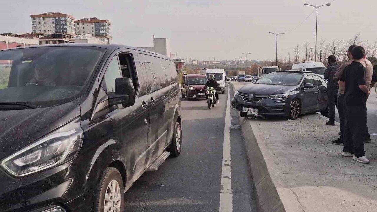 Sultangazi'de Otomobil Kamyonla Çarpıştı: 1 Yaralı