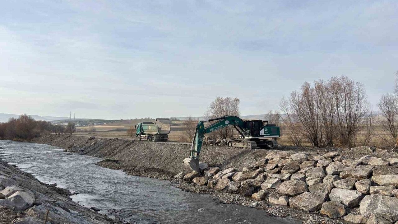 Susuz Çayı’nda Taşkın Koruma Çalışmaları Devam Ediyor
