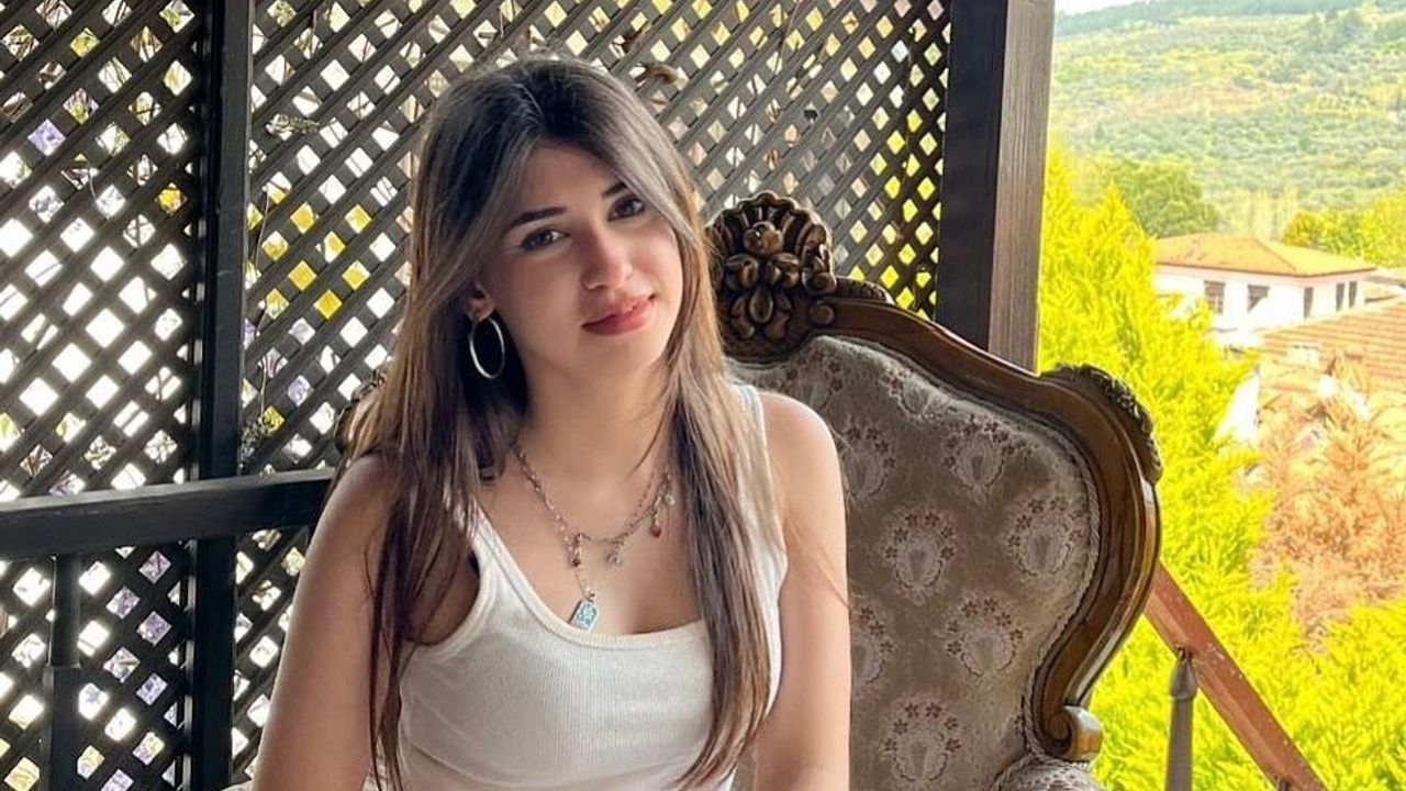 Takla Atan Araçtan Fırlayan Genç Kız Hayatını Kaybetti