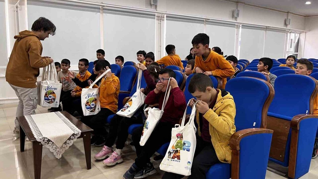 Taraklı'da 'Çok Bilmiş İbiş' Kukla Gösterisi Çocukların Kalbini Kazandı