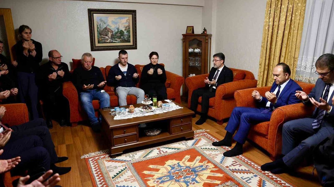 Tarım ve Orman Bakanı Yumaklı, Şehit Pilota Taziye Ziyareti Gerçekleştirdi