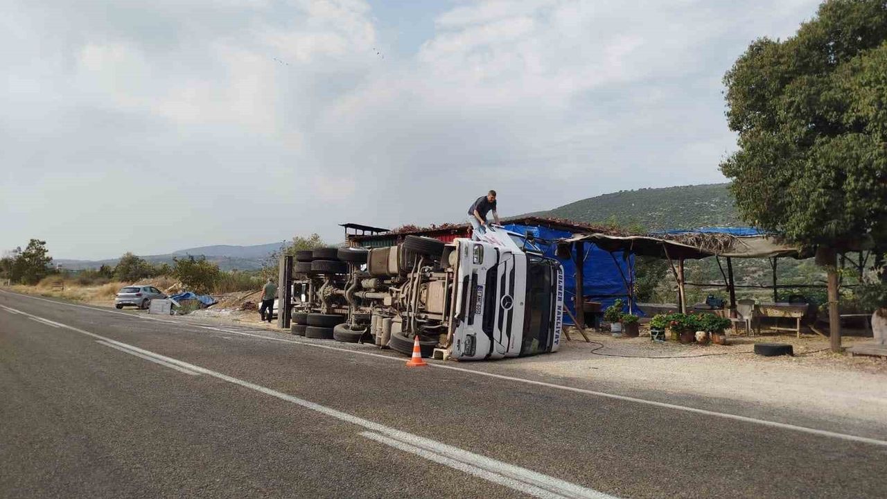 Tarsus'ta Kamyon Devrildi, Sürücü Sağ Salim Kurtuldu