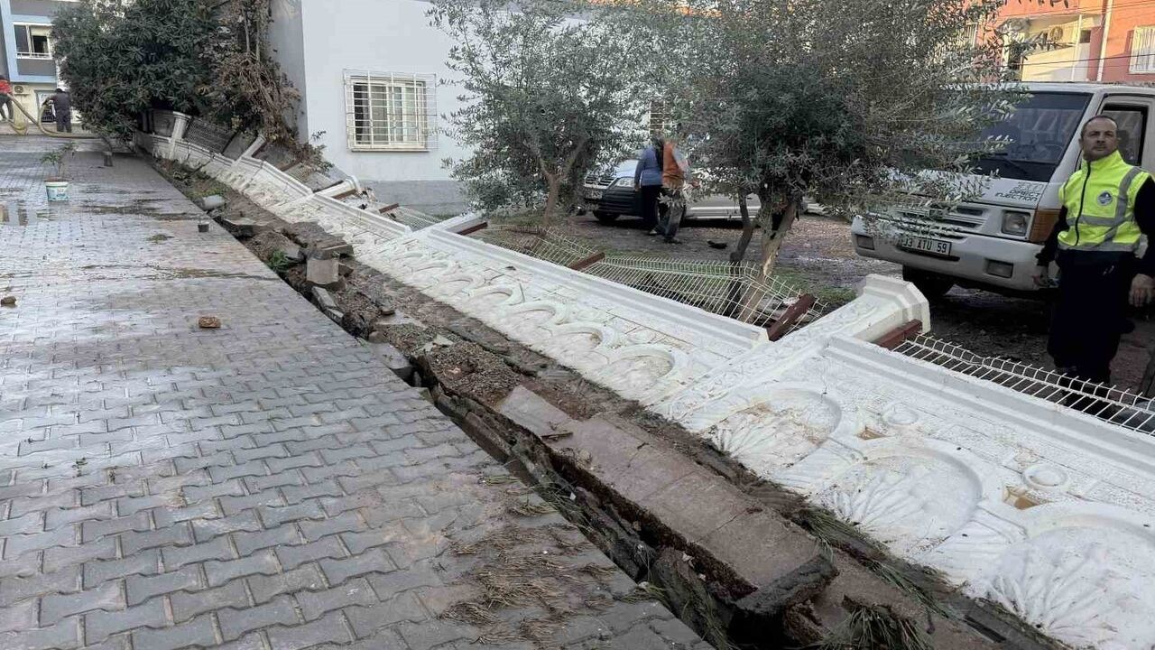 Tarsus'ta Su Baskını: İstinat Duvarı Yıkıldı