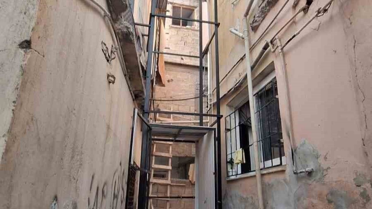 Tarsus'ta Yük Asansörü Faciası: 80 Yaşındaki Kadın Hayatını Kaybetti