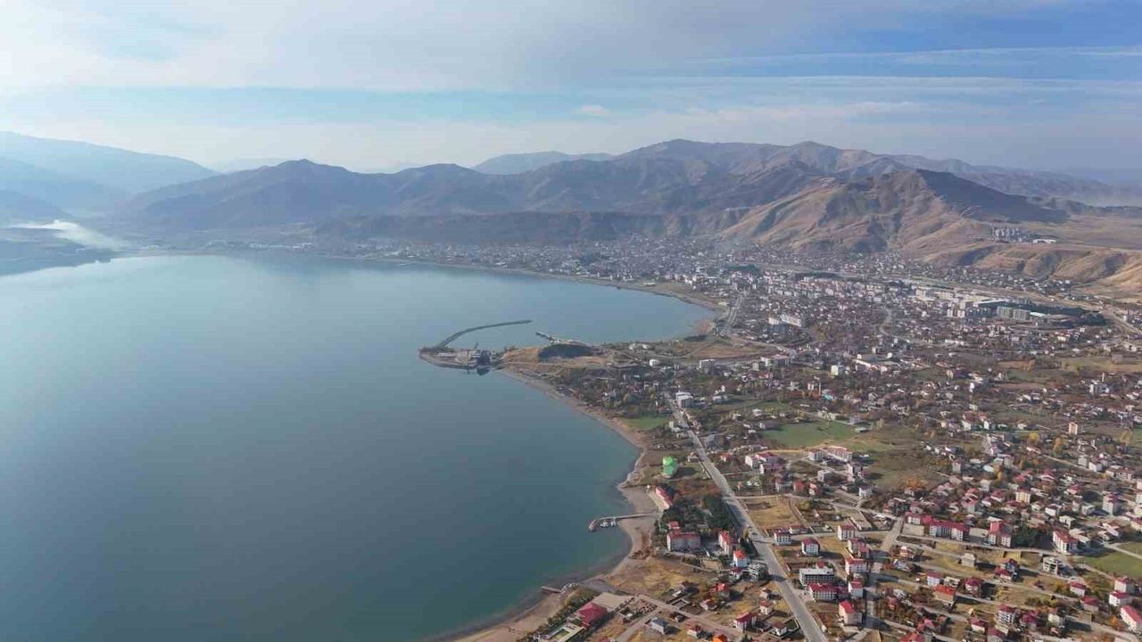 Tatvan'da Sonbahar Renkleri Hava Çekimiyle Görüldü