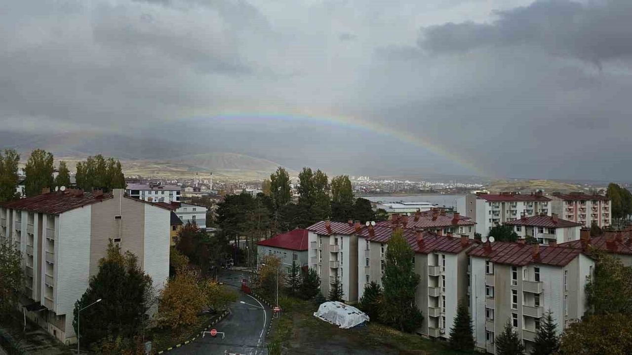 Tatvan'da Yağmur Sonrasında Büyüleyici Gökkuşağı