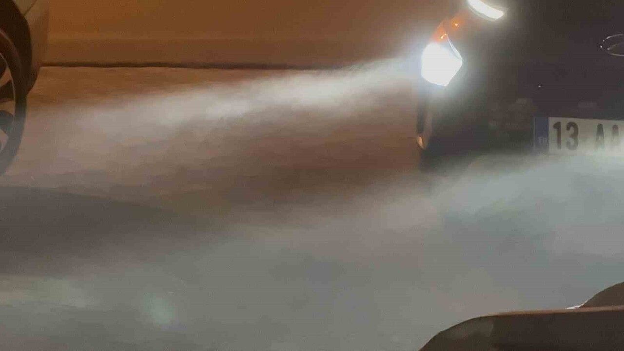 Tatvan'da Yoğun Sis Sürücülere Zorluk Çıkardı