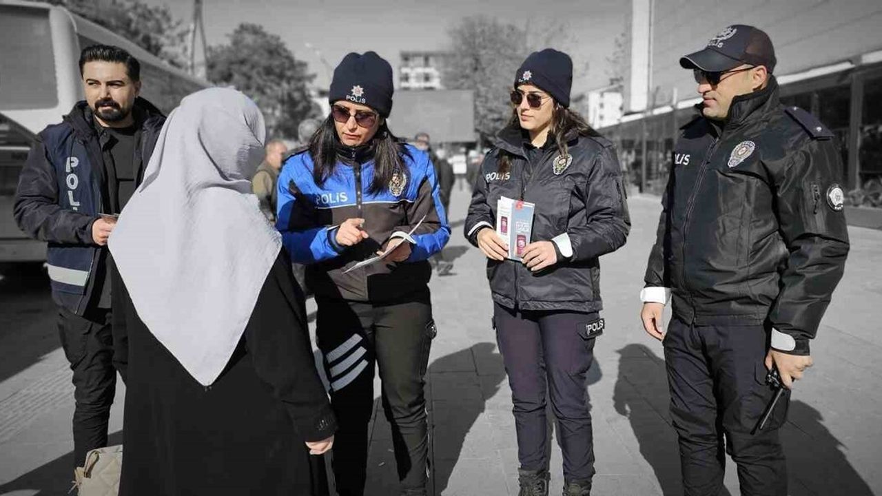Tatvan Emniyet Müdürlüğü'nden Kadına Yönelik Şiddetle Mücadele İçin Bilgilendirme Standı