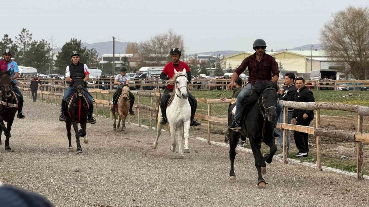 Tavşanlı'da Rahvan At Yarışları Rüzgarı Esti