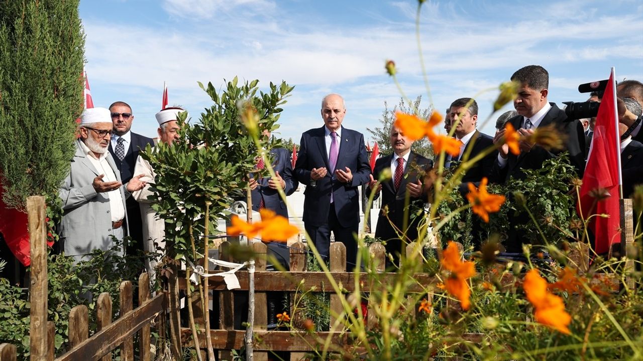 TBMM Başkanı Kurtulmuş'tan Deprem Şehitleri Mezarlığı'na Ziyaret