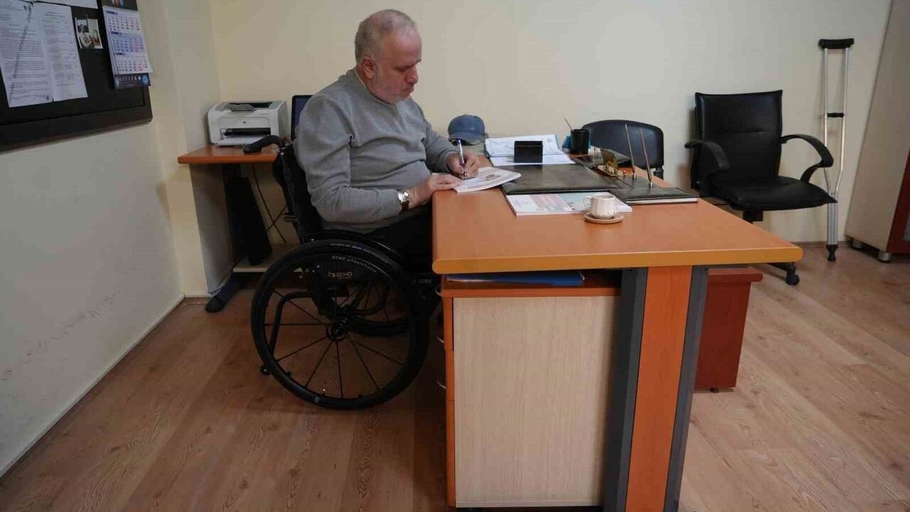 Tekerlekli Sandalyeli Rehber Öğretmen, Özel Gereksinimli Öğrencilere Destek Oluyor