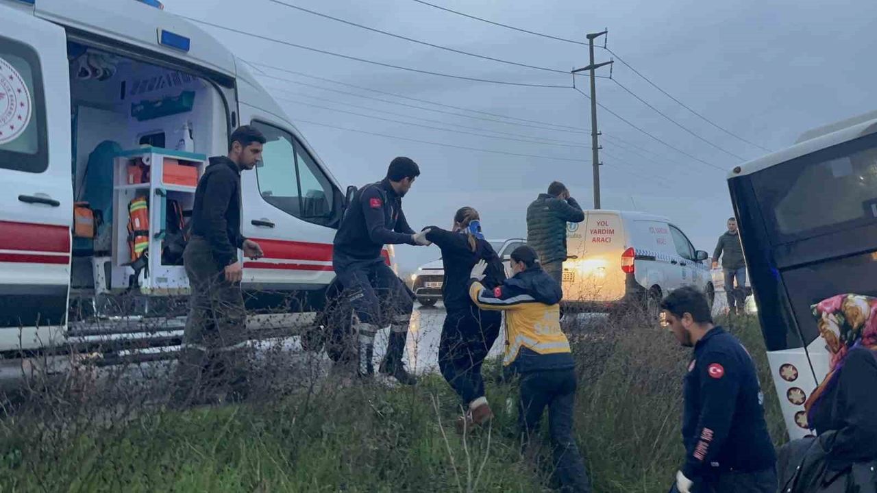 Tekirdağ'da Halk Otobüsü Tarlaya Girdi, 2 Yaralı