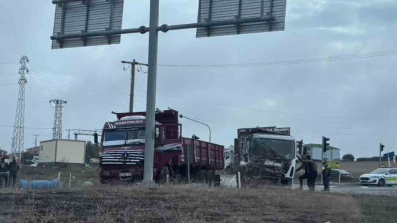 Tekirdağ'da Işıklı Kavşakta Kamyon Çarpışmasıyla Yaralanmalar