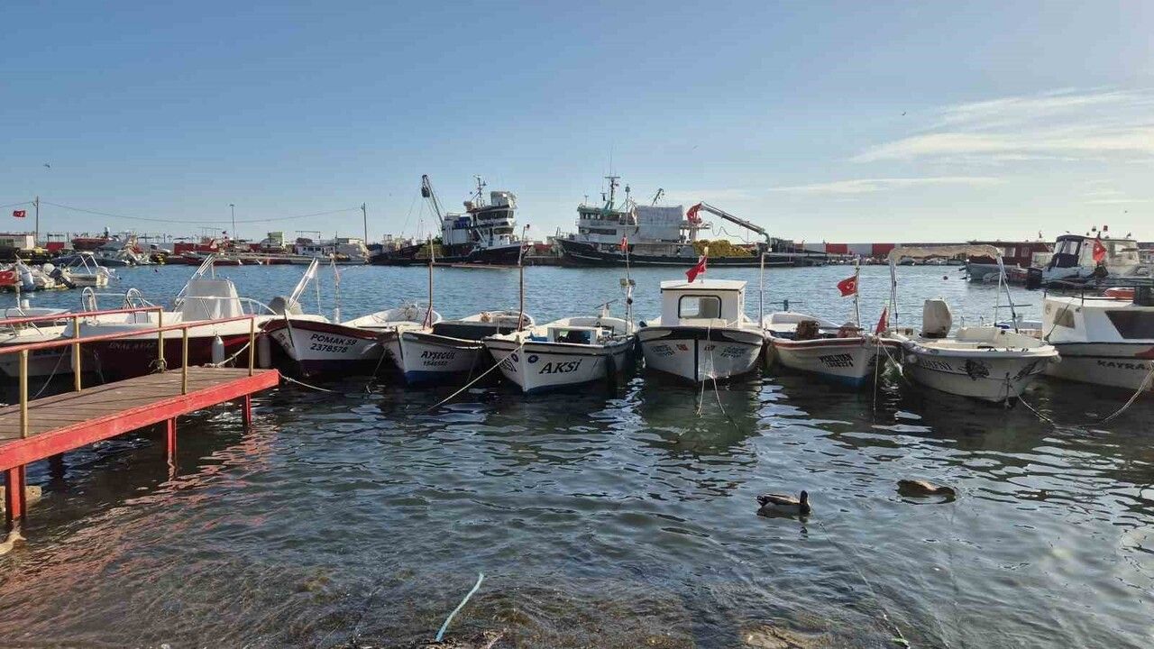 Tekirdağ'da Lodos Fırtınası Balıkçıları Limana Sıktı