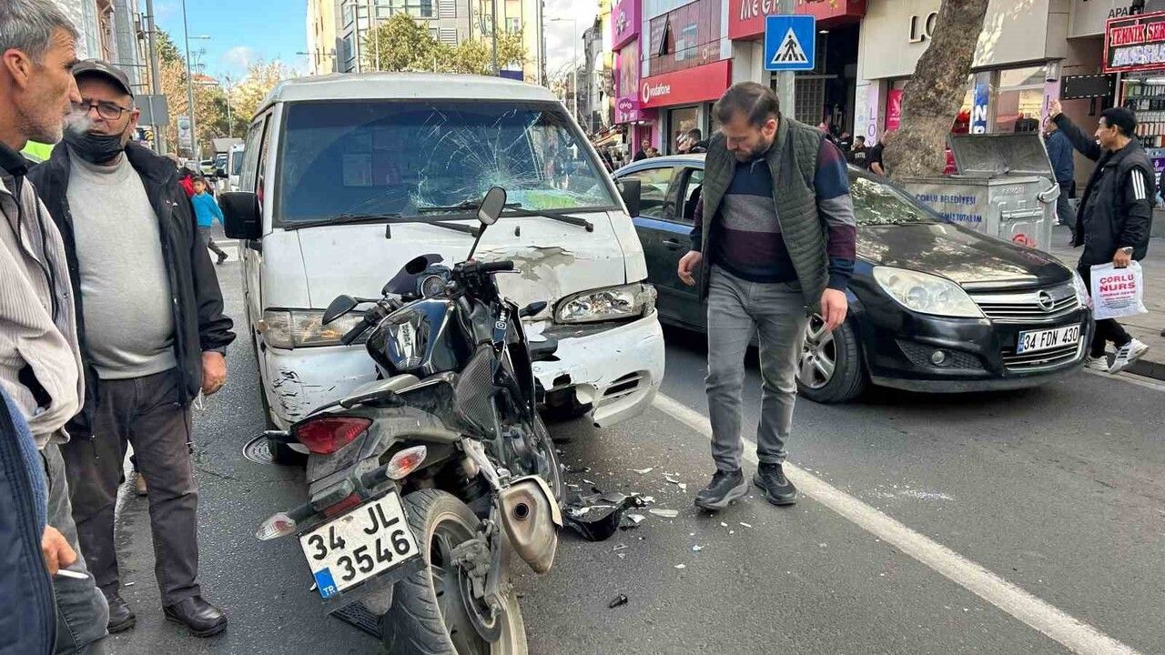 Tekirdağ'da Motosiklet ile Kamyonet Çarpıştı: İki Yaralı