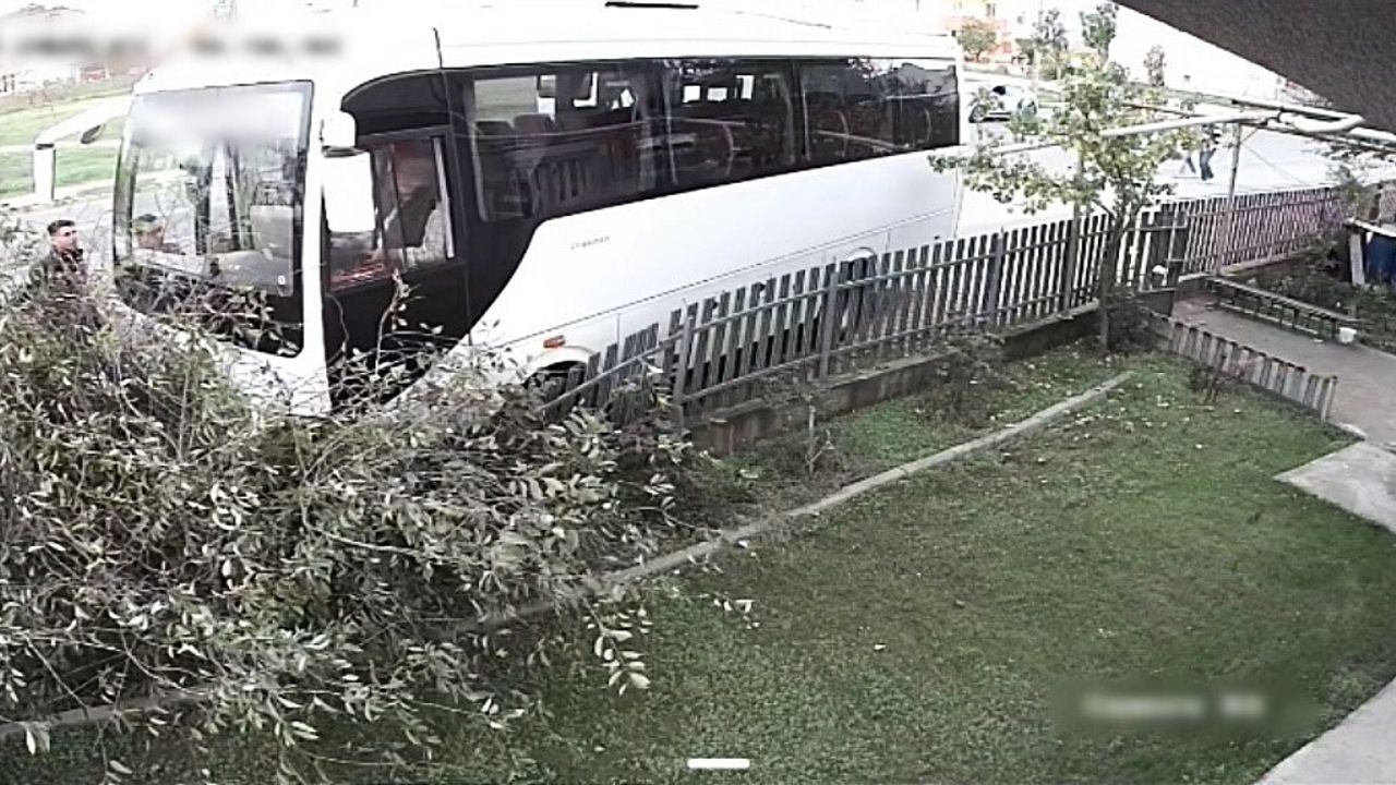 Tekirdağ'da Servis Minibüsü Ağaca Çarptı, 1 Kişi Yaralandı