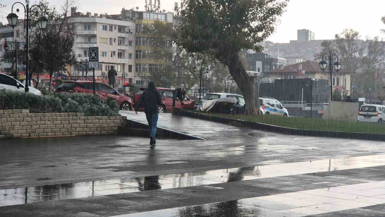 Tekirdağ'da Şiddetli Yağış Hayatı Olumsuz Etkiledi