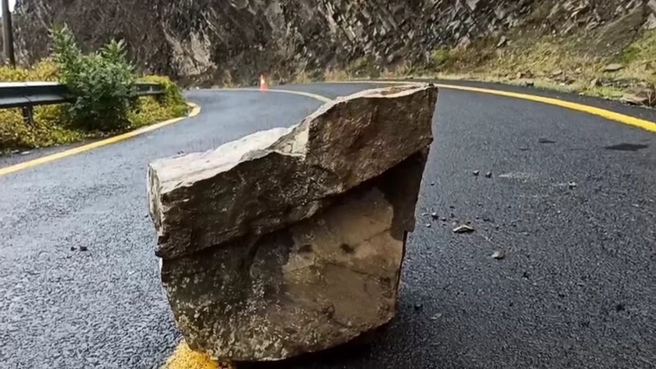 Tekirdağ'da Yağış Sonrası Kaya Parçaları Yola Düştü