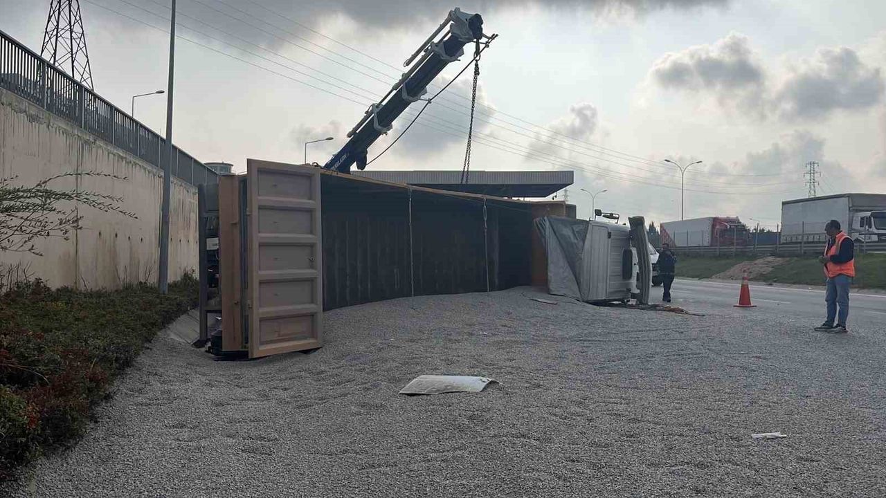 TEM Otoyolu'nda Mıcır Yüklü Kamyon Devrildi