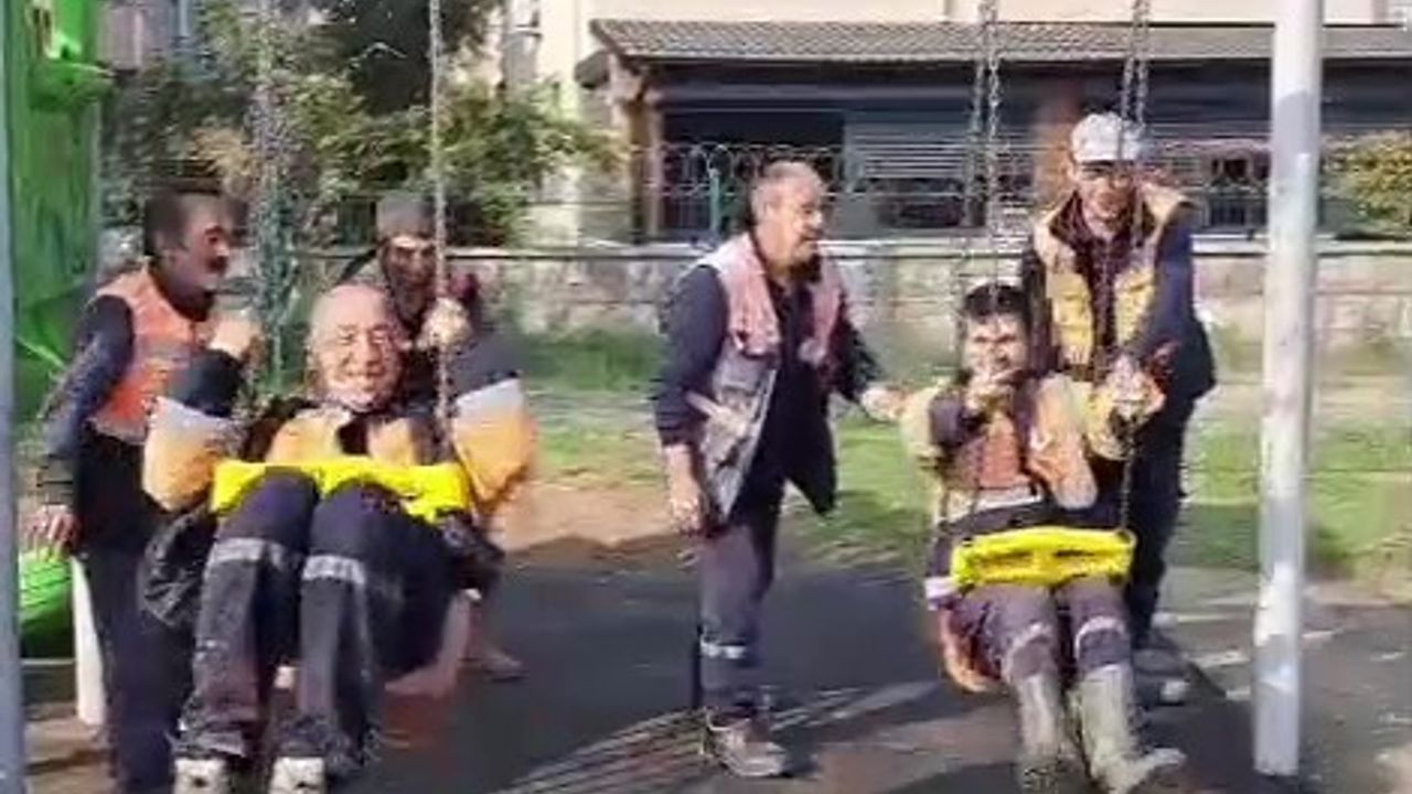 Temizlik İşçilerinden Salıncak Keyfi