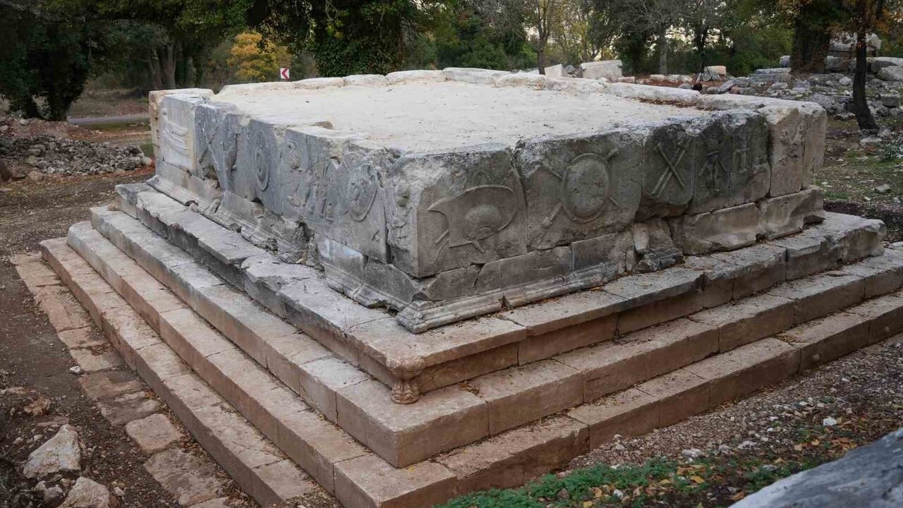 Termessos’ta Kazılar: Dans Eden Kadınlar Mezarı ve Antiochis Anıtı Tespit Edildi