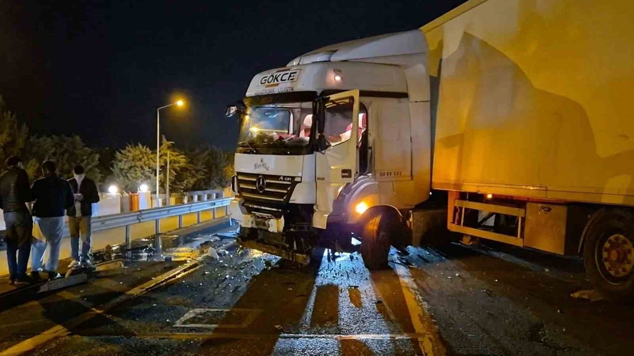 Tır Bariyerlere Çarptı: Tekirdağ-İstanbul Yolu Trafiğe Kapandı