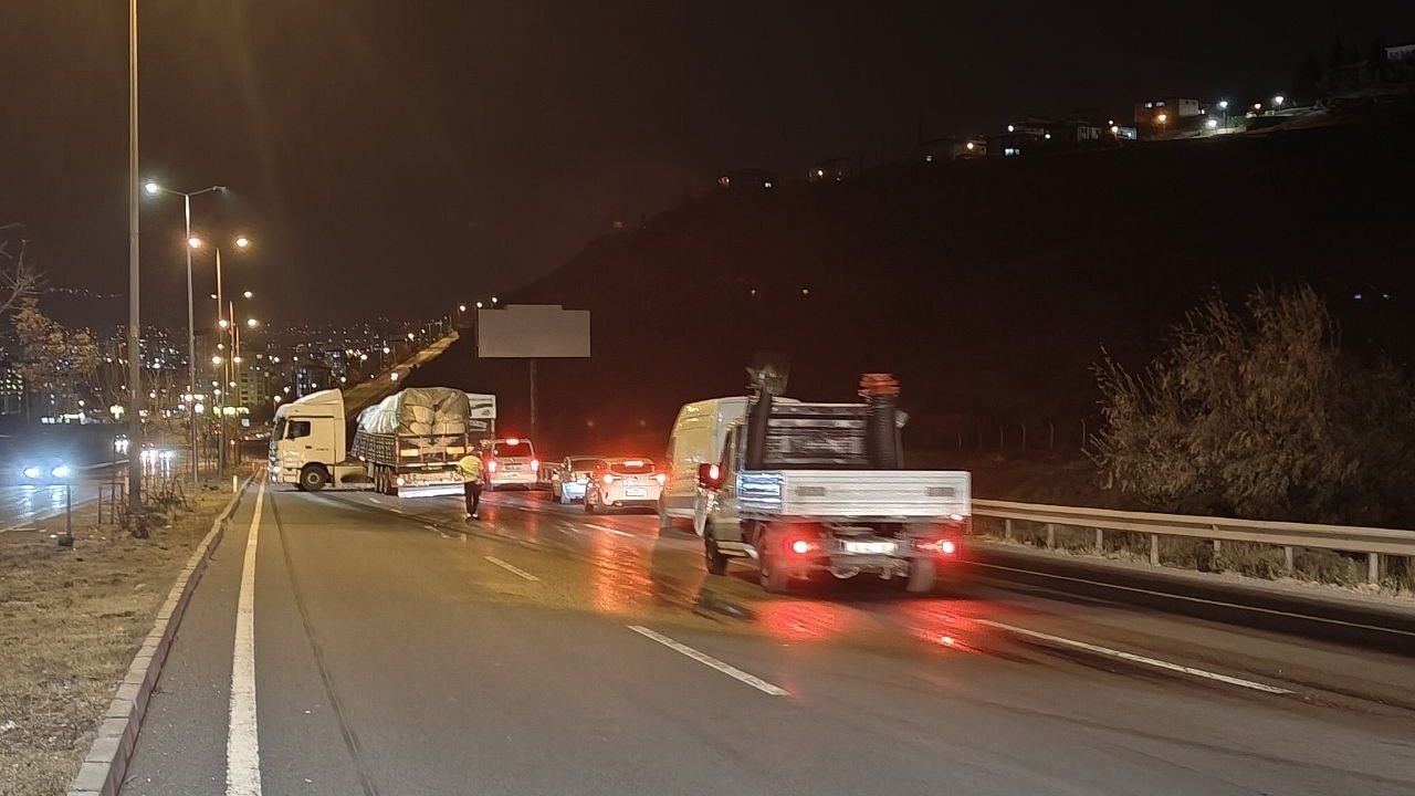 Tır Kazası Patates Yükünü Yola Saçtı