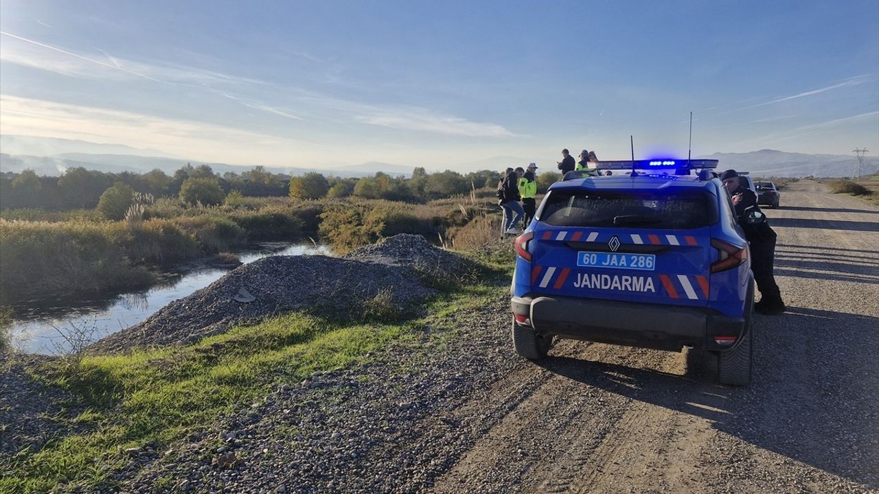 Tokat'ta Gölete Düşen Otomobilin Sürücüsü Yaralandı