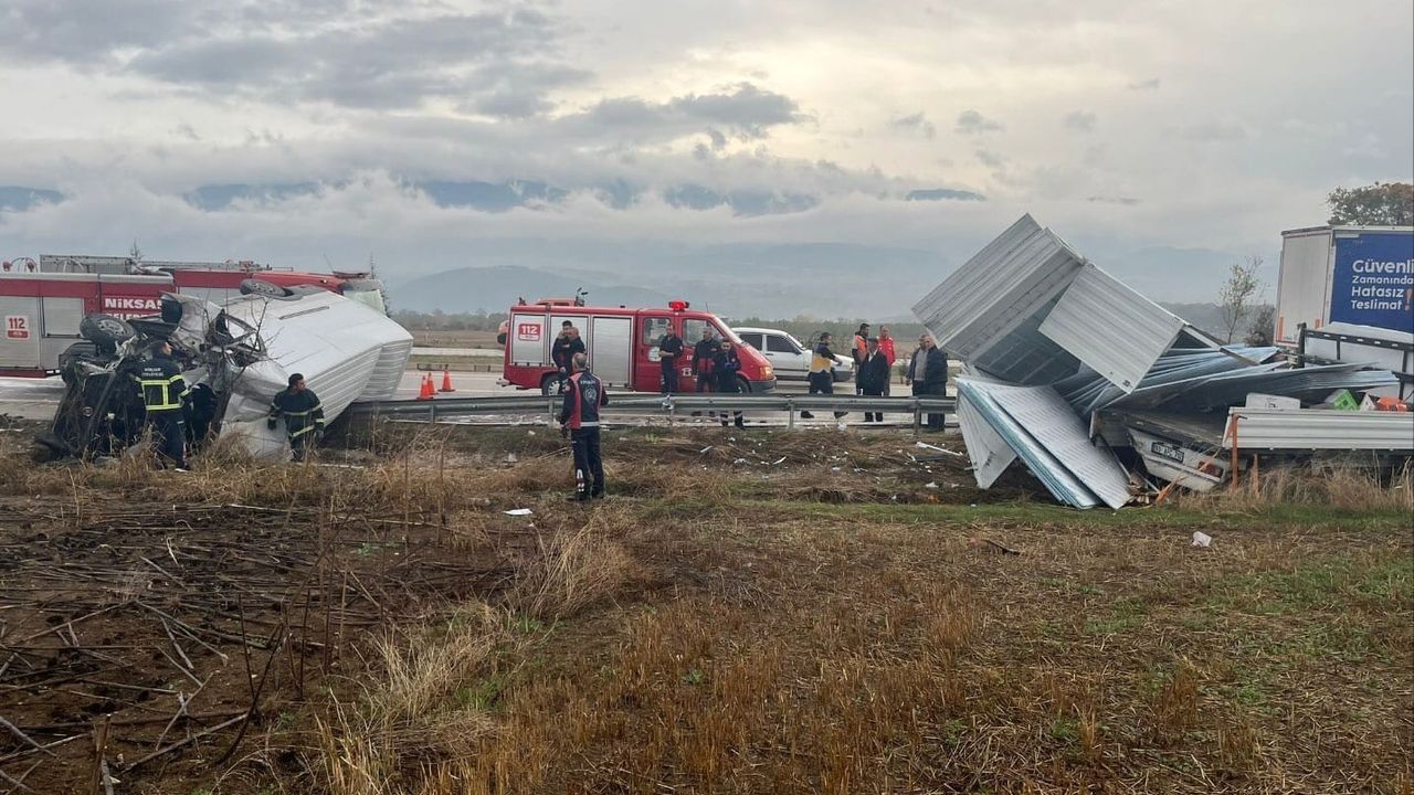 Tokat'ta Trafik Kazası: Minibüs Kamyonete Çarptı