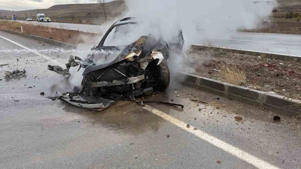 Tokat'ta Yağış Sonrası Kaza: Otomobil Alev Aldı