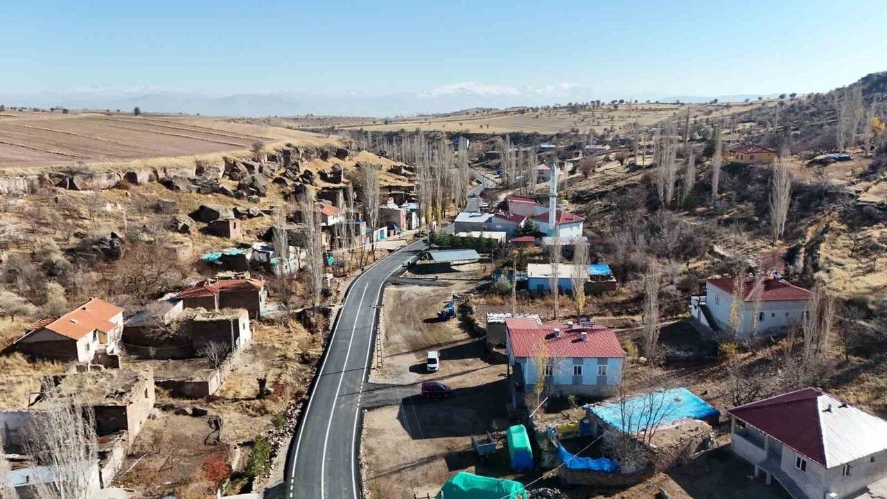 Tomarza'da Üç Mahallenin Ana Yolları Sıcak Asfalt ile Yenilendi