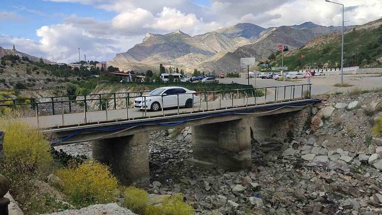 Tortum Şelalesi'ndeki Köprüde Güvenlik Sorunları