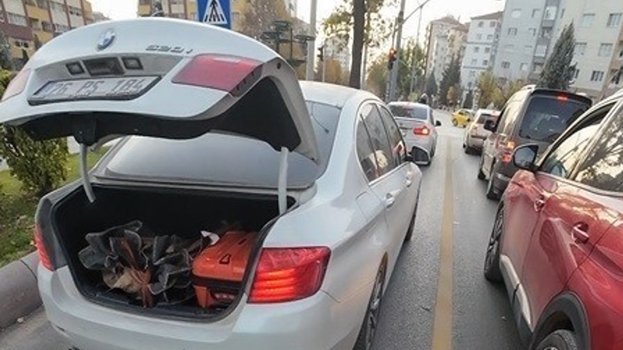 Traffikte Bagajı Açık Araçta Yardımlaşma