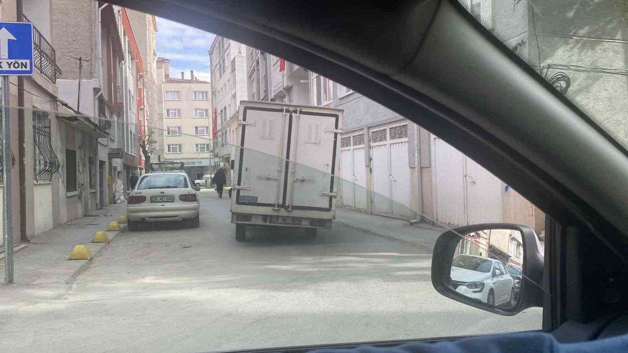 Trafikte Devrilme Tehlikesi: Eskişehir'de Kamyon Panik Yarattı