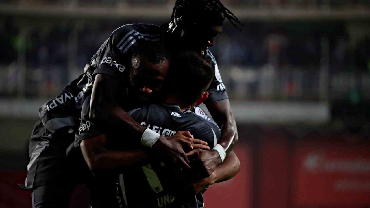 Trendyol Süper Lig: Antalyaspor 0 - Beşiktaş 2 (İlk Yarı Sonucu)