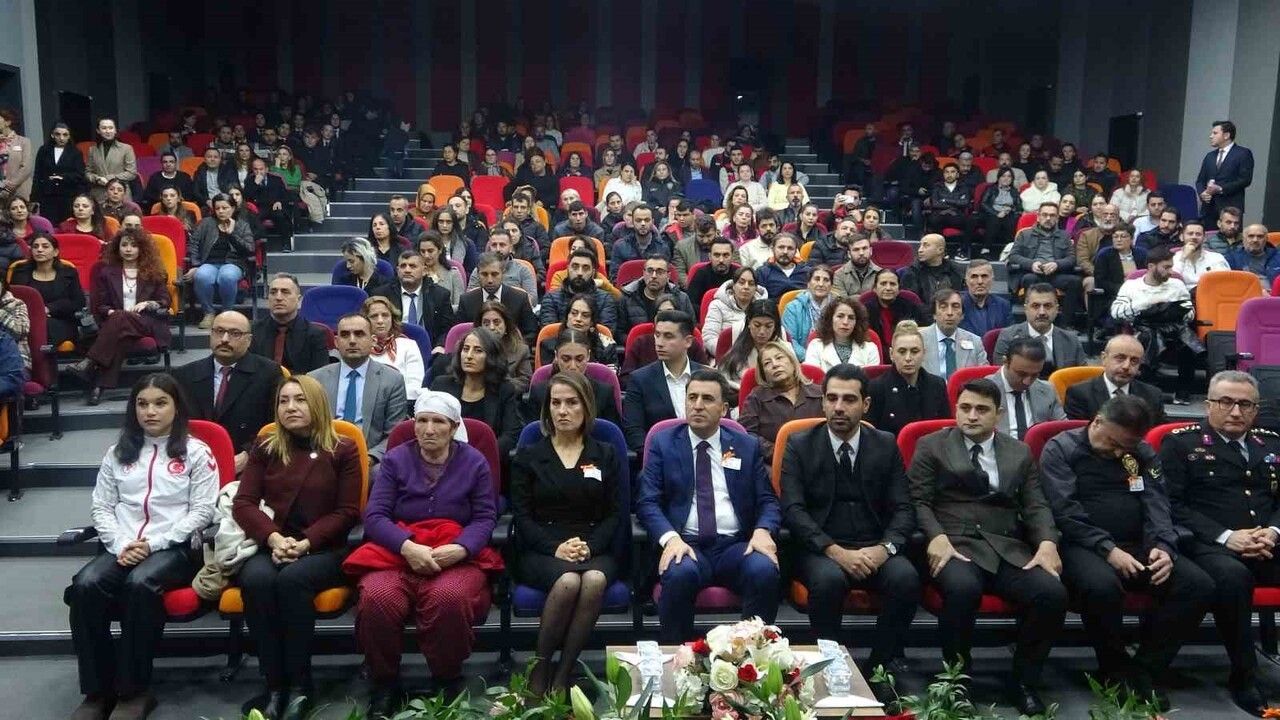 Tunceli'de Kadına Yönelik Şiddete Karşı Sanatla Farkındalık Yaratıldı