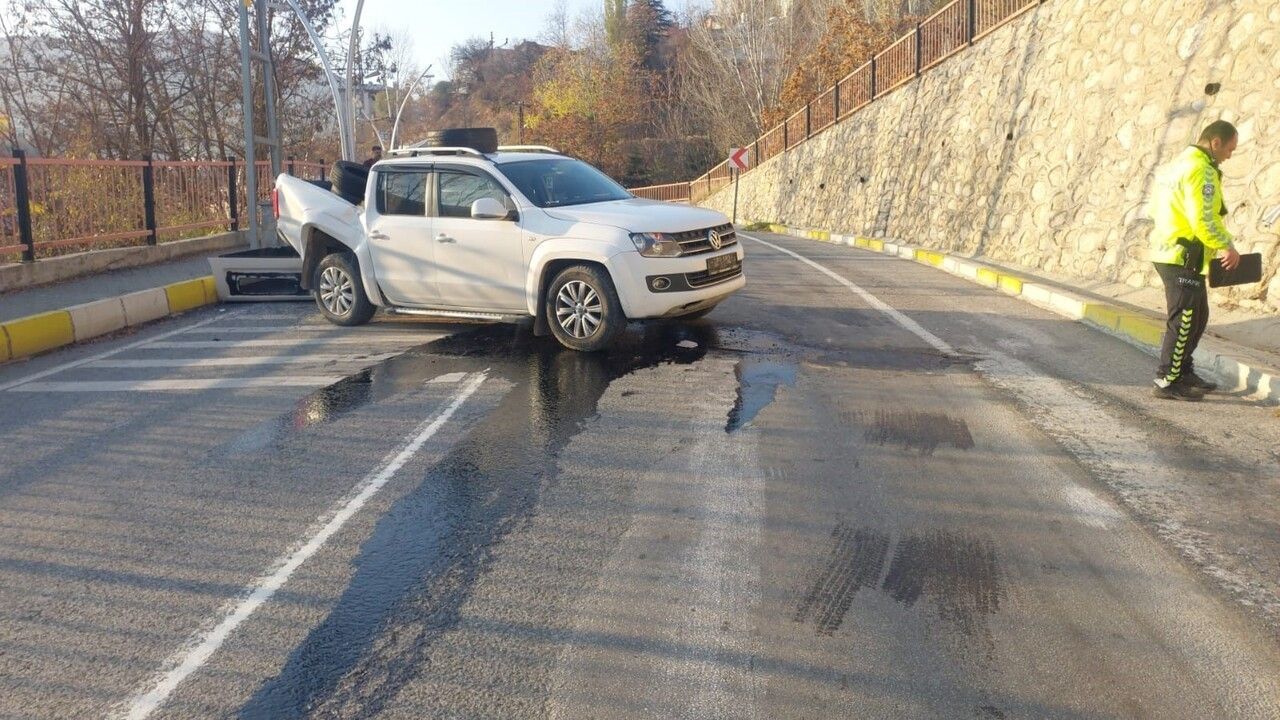 Tunceli'de Kamyonet 7 Metreden Düştü: 4 Yaralı