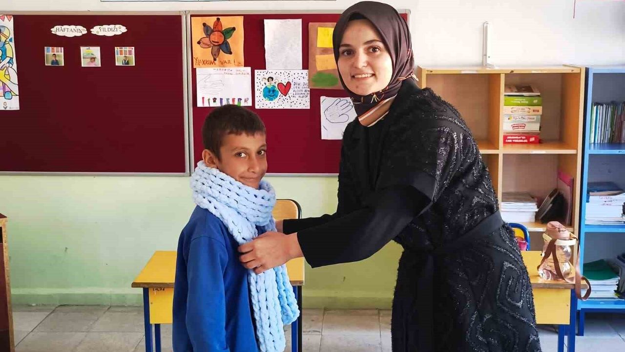 Tunceli Öğrencileri Kış İçin Atkı Örerek Sorumluluk Kazanıyor