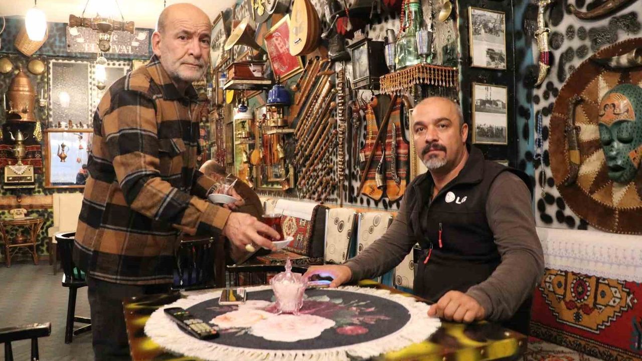 Turgut Becerik'in Antika Kafesi: Nostalji Dolu Bir Mekân