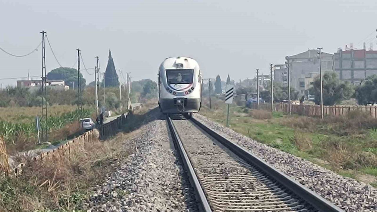 Turgutlu'da Hemzemin Geçitte Kamyonet Kazası