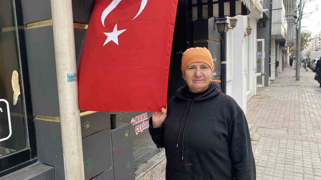 Türk Bayrağını Öpen Kadın Kamera Kayıtlarında