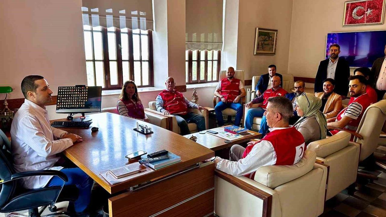 Türk Kızılay, Manisa'daki Hastalara Giysi Yardımında Bulundu