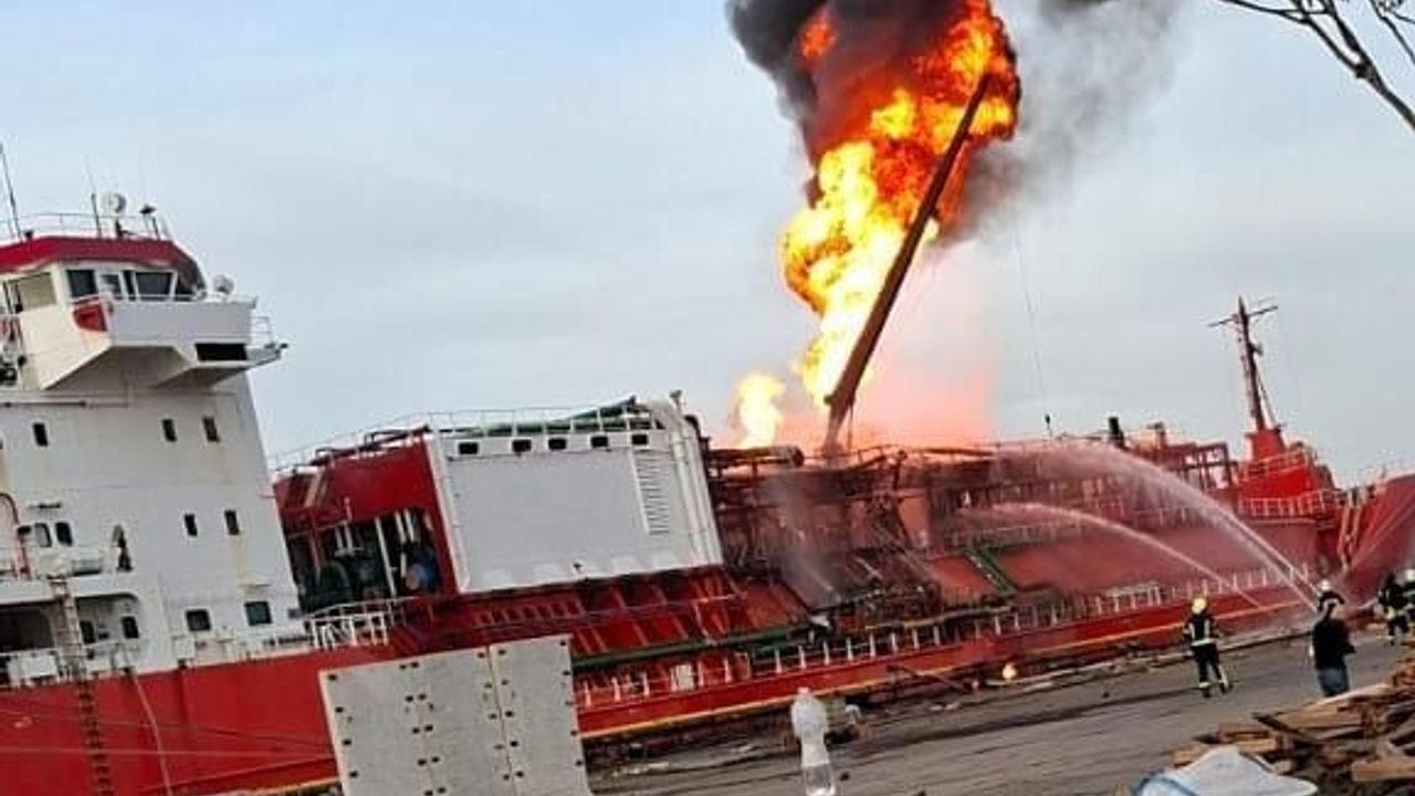 Ukrayna İzmail Limanı'nda LPG Gemisi Yangını