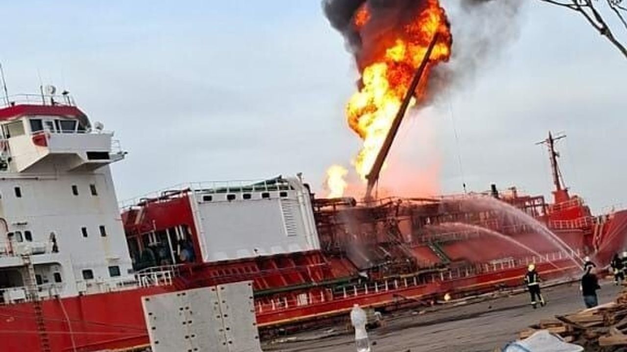 Ukrayna'nın İzmail Limanı'nda Türk Tankeri Saldırıya Uğradı