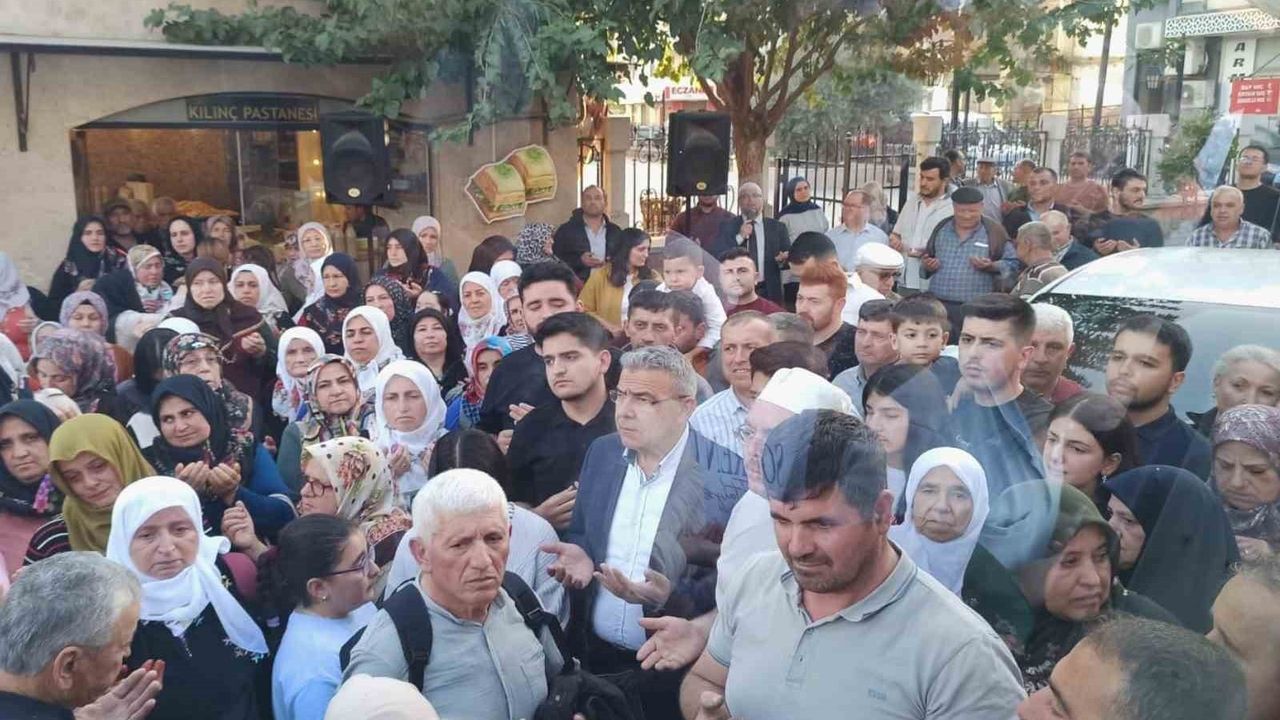 Umre Yolcuları Duygusal Bir Törende Uğurlandı