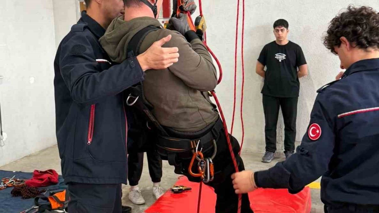 Üniversite Öğrencileri İtfaiye Teşkilatını Tanıdı