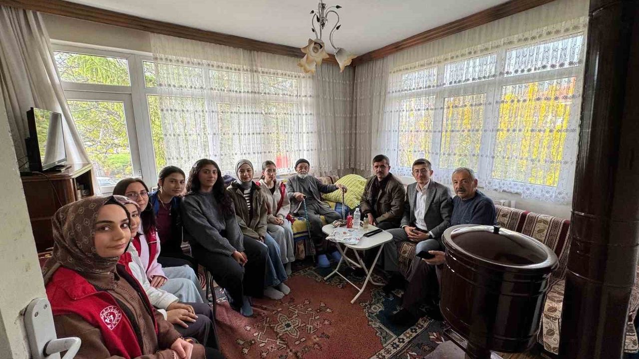 Üniversite Öğrencileri Mudurnu'nun Yaşlısıyla Buluştu