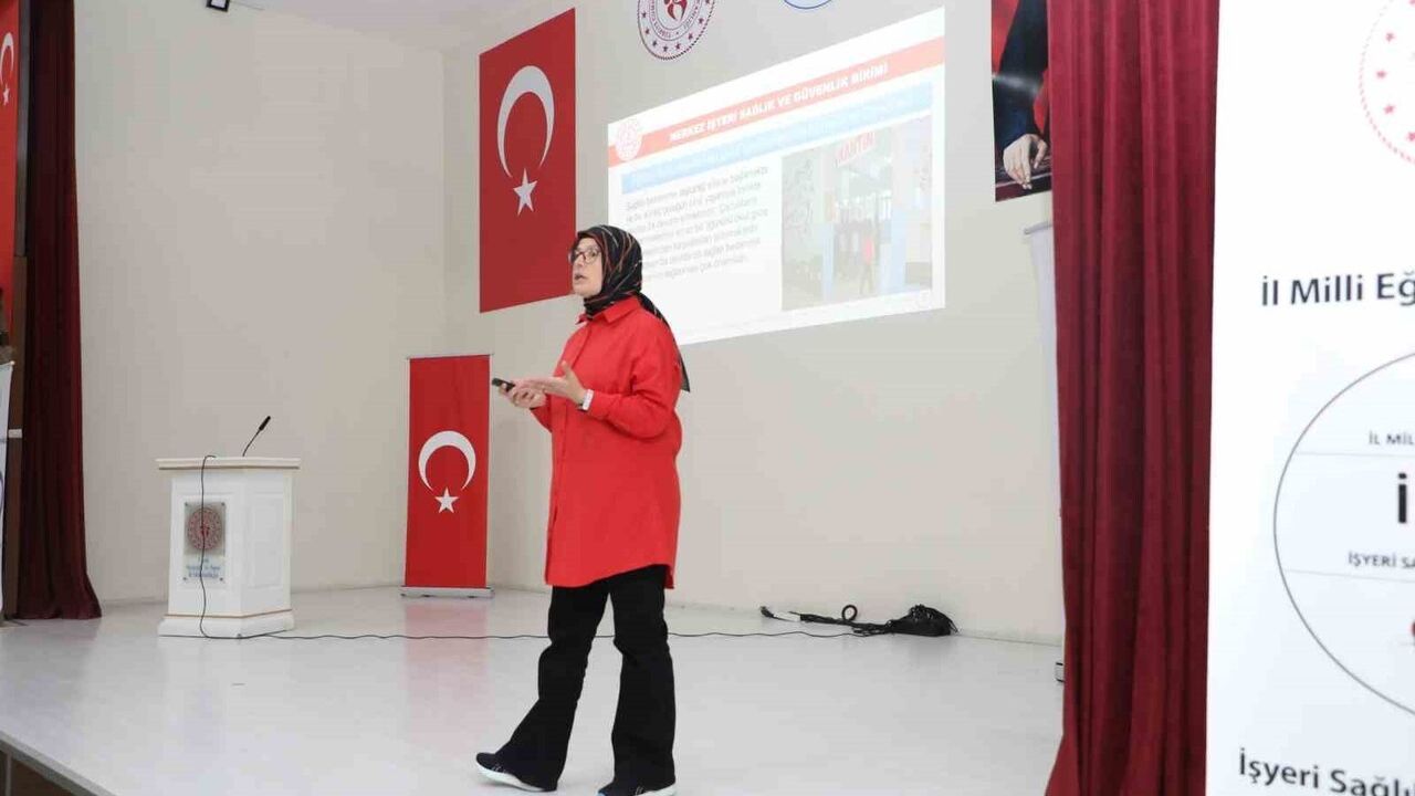 Uşak'ta Kantin Çalışanlarına Hijyen Eğitimi