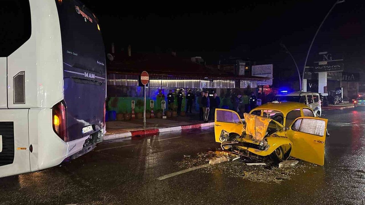 Uşak'ta Otomobil ile Otobüs Çarpıştı: 1 Ağır Yaralı