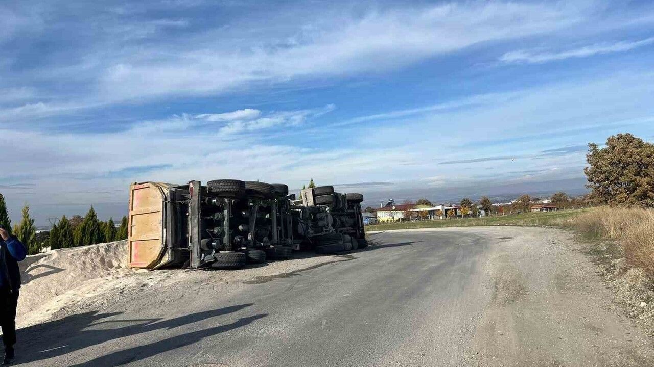 Uşak'ta Tır Kazası: 1 Yaralı